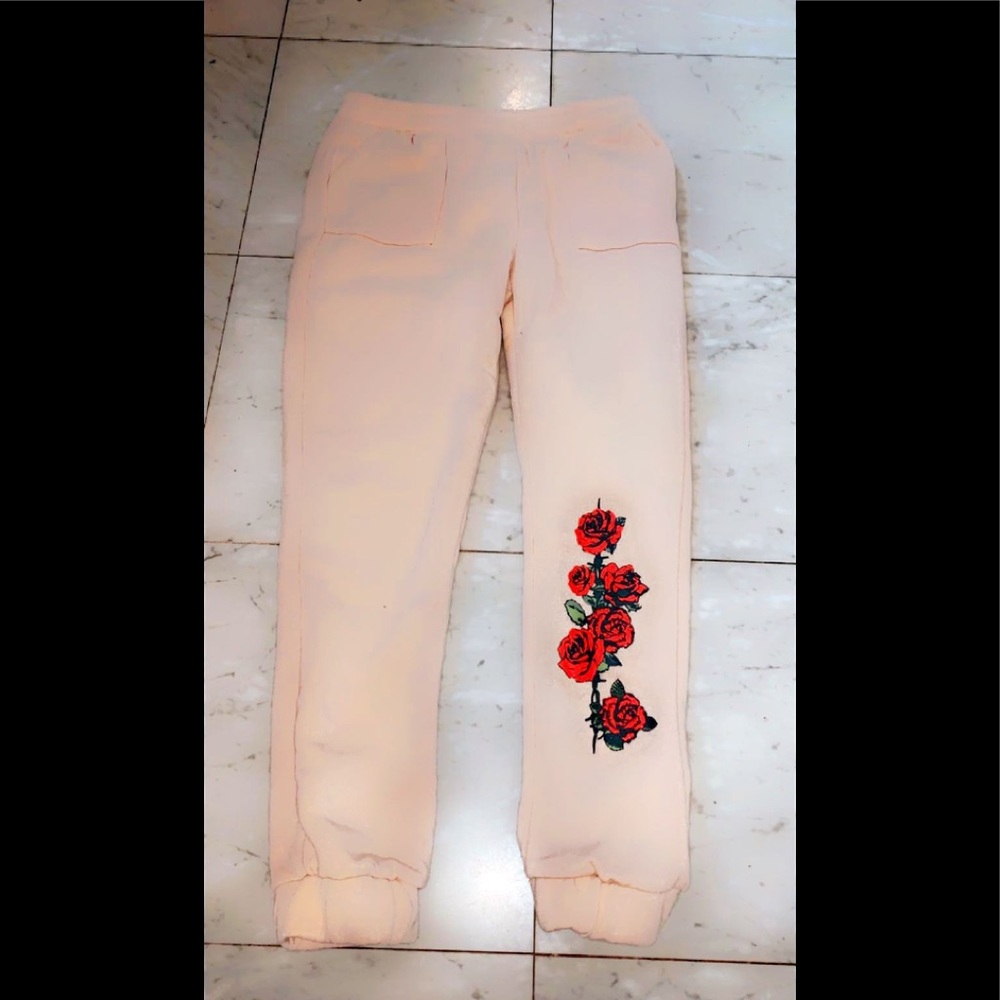 soft,comfy sweatpants ,has pockets and rose print on leg 🌹